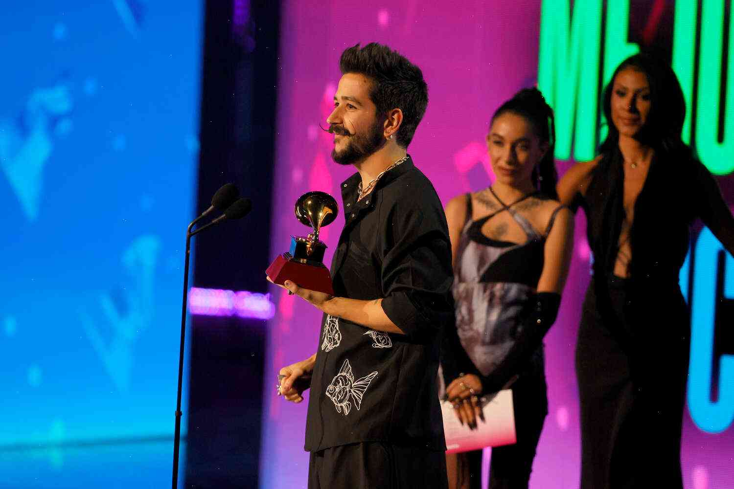 Video: María José Durán, Yandel receive Latin Grammys