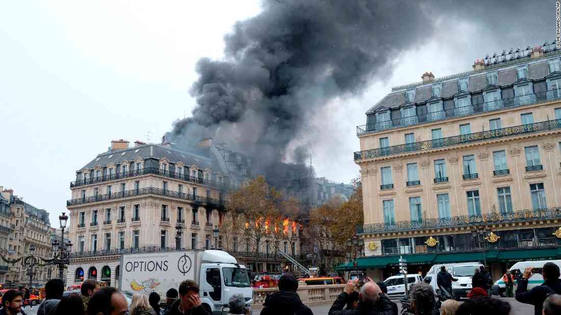 Eiffel Tower evacuated in midst of major fire