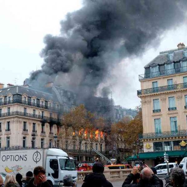 Eiffel Tower evacuated in midst of major fire